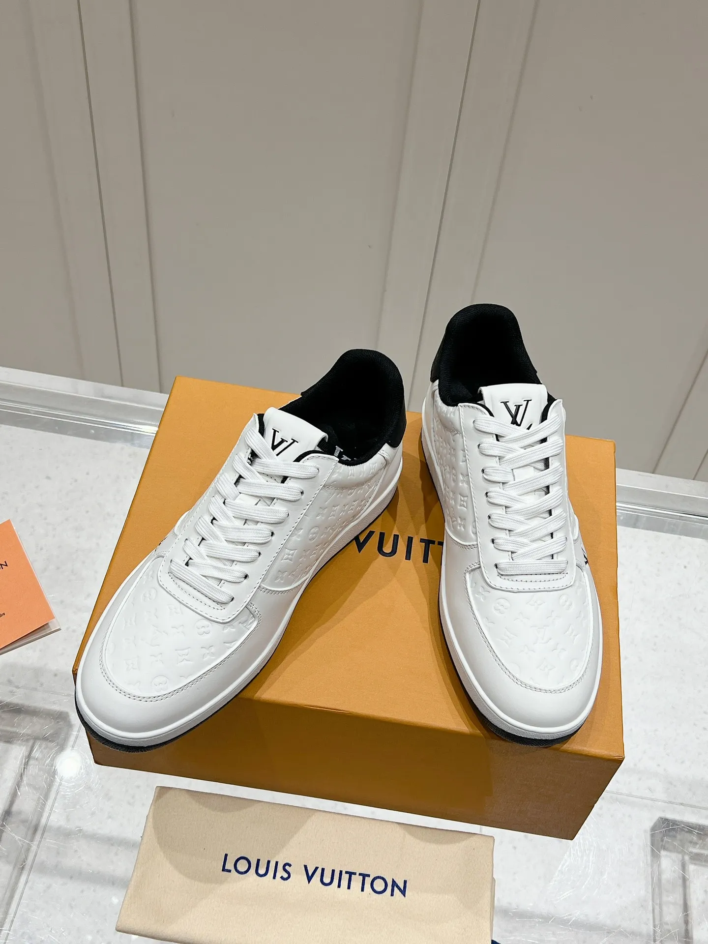 👟👟Ex-factory price 680👟👟 LV new style casual white shoes for men, simple and fashionable, light and comfortable, size: 39-44 (order 45)